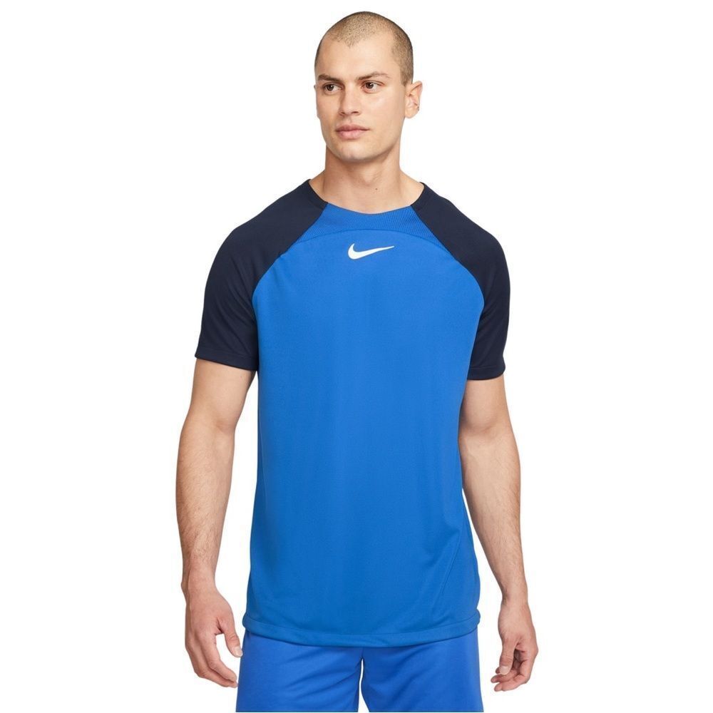 Men’s Nike Academy Pro training shirt has a slim-fit fit shirt size L